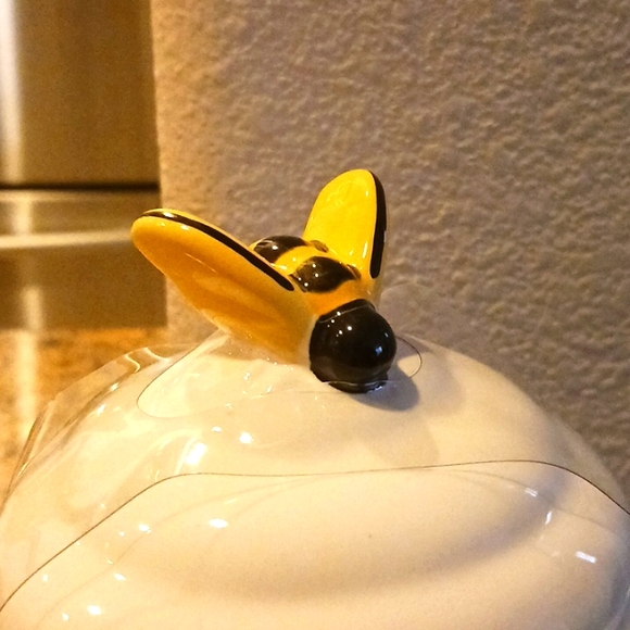 Rae Dunn 'QUEEN BEE' Topper mug - Picture 3 of 3